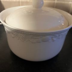 Casserole Dish & 4 Soup Bowls