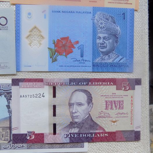 Lot of 8 World Banknotes.Uncirculated.No 9.Crisp,clean,bright.