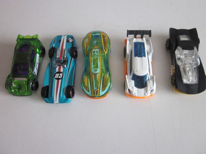 Hot Wheels Track Builder system 35+ Pieces.