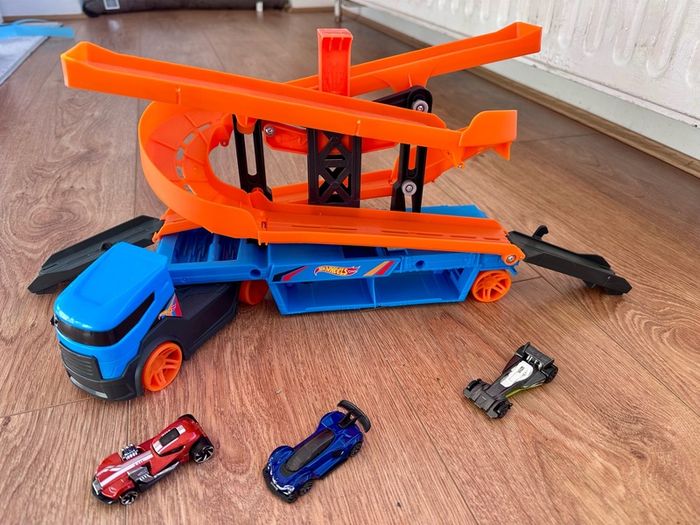 Perfect Condition Hot Wheels Lift & Launch Hauler Set & 3 cars