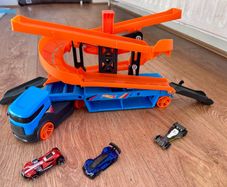 Perfect Condition Hot Wheels Lift & Launch Hauler Set & 3 cars
