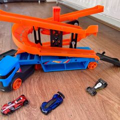 Price Drop! Perfect Condition Hot Wheels Lift & Launch Hauler Set & 3 cars