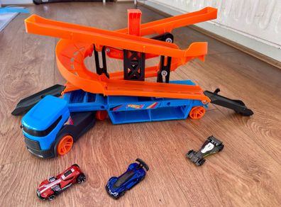 Perfect Condition Hot Wheels Lift & Launch Hauler Set & 3 cars