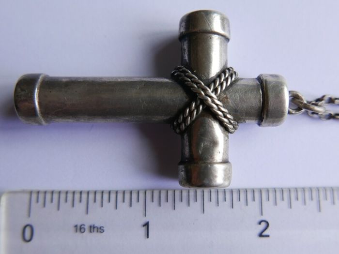 Vintage 925 Sterling Silver large Cross Pendant and Chain length 20" - 22g