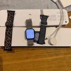 Apple Watch Series 8 41mm comes with two extra straps and charger