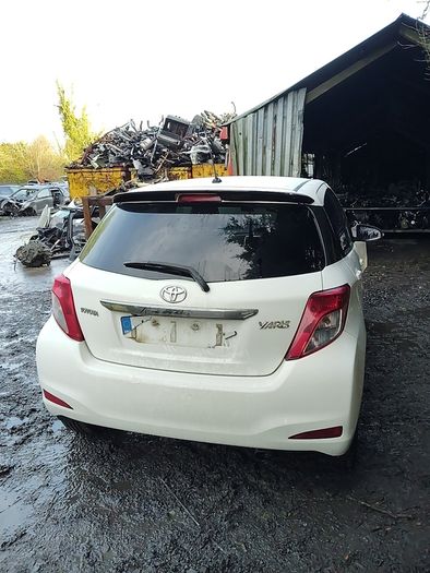 Breaking Toyota Yaris 2013 petrol