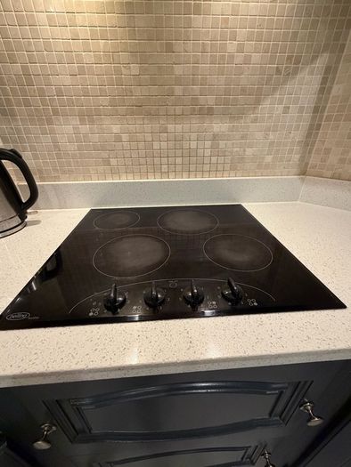 Kitchen with Quartz worktop and Appliances