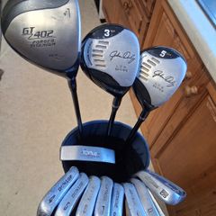 Golf Clubs. Complete Set Of Mens Right Handed Golf Clubs. Collect In Dublin Or Receive Via Post.