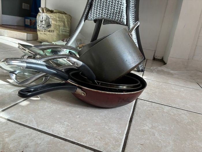 Set of saucepans, frying pan and wok