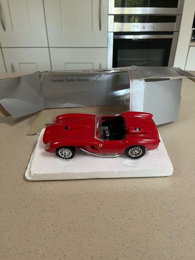 Ferrari Testarossa 250 Scale 1/24 Ford Dealer Burago