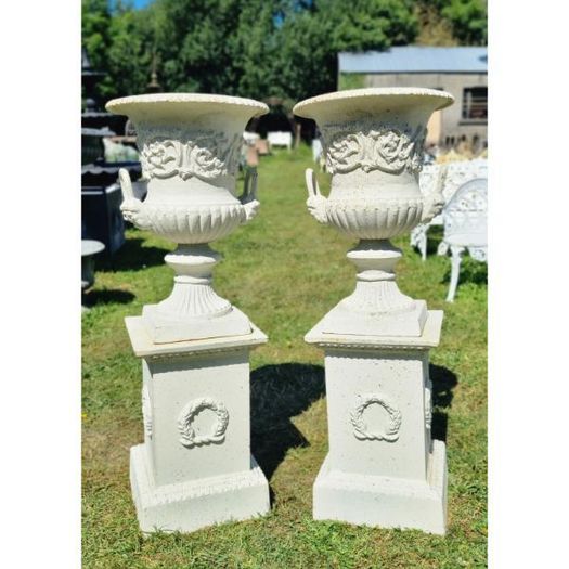 Urn on Pedestal White CH R 335C W