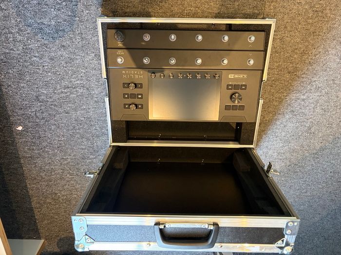 Line 6 Helix Stadium guitar processor in Thon flight case