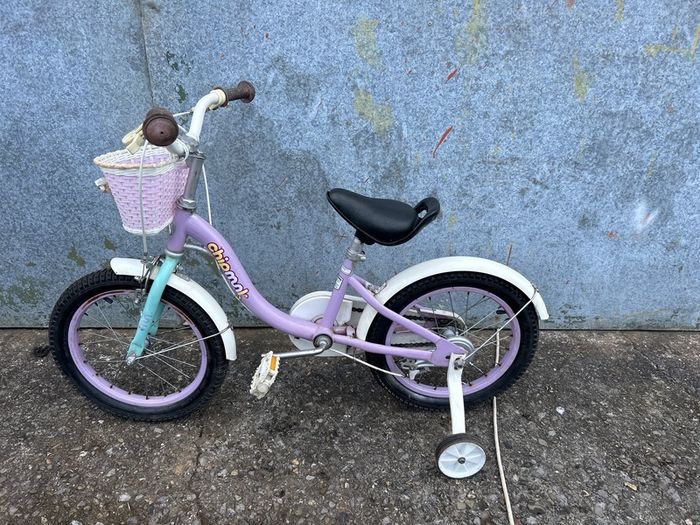 girls bike small child with stabilisers