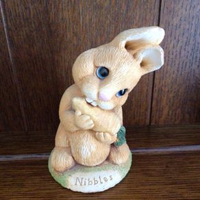Moorcraft Chalkware 5 inch Rabbit Ornament Nibbles