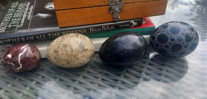 8 eggs, agate, stone, polished, beauties, D18 post 8e