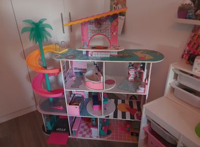 Toy LOL Doll House.
