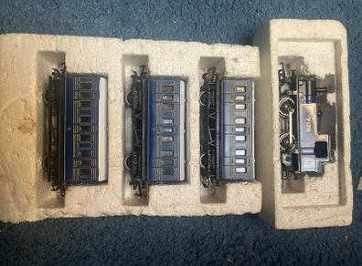 Hornby 7178 Loco and 3 Blue Carriages - OO Gauge