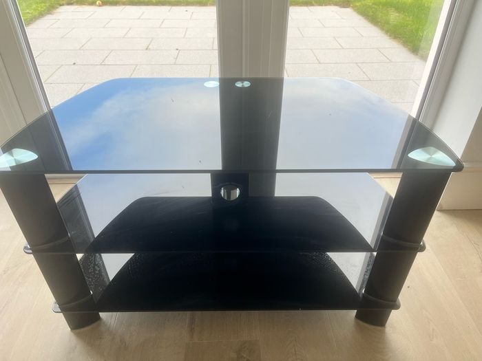 TV Black glass media unit