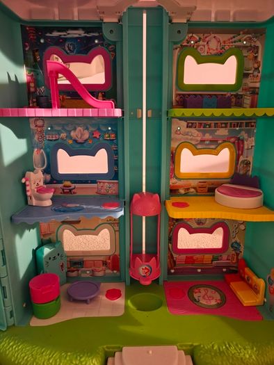 Gabby's Dollhouse Deluxe Playset, with figures