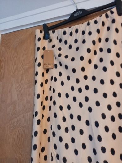 Gallery Skirt.  S.16.  B.N.W.T