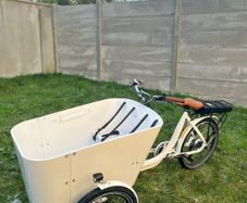 Dutch-style electric cargo bike - excellent condition