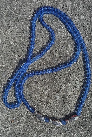 Vintage jewelry is sold individually for 5 to 10 euros