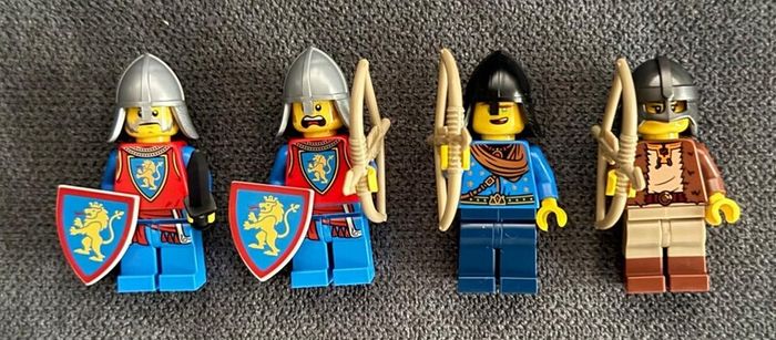 LEGO KNIGHTS : 25 Lion Soldiers vs Mercenaries and Barbarians"