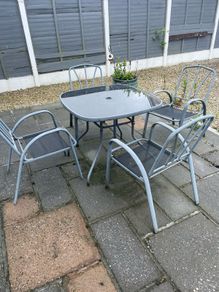 garden table and chairs