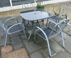 garden table and chairs
