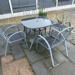 garden table and chairs