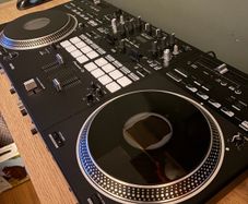Pioneer DJ Rev 7 (with original pioneer travel case & decksaver