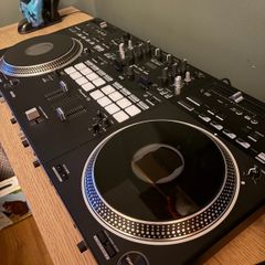 Pioneer DJ Rev 7 (with original pioneer travel case & decksaver