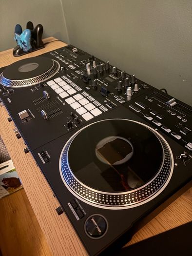 Pioneer DJ Rev 7 (with original pioneer travel case & decksaver