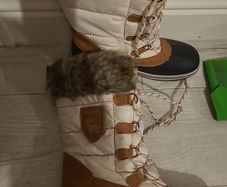 Snow boots
