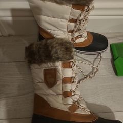 Snow boots