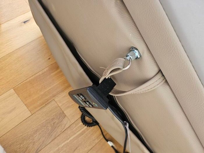 Mobility assistance chair electric