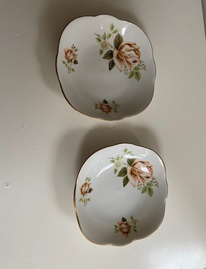 Pair of little Vintage China cmeilow  floral dishes