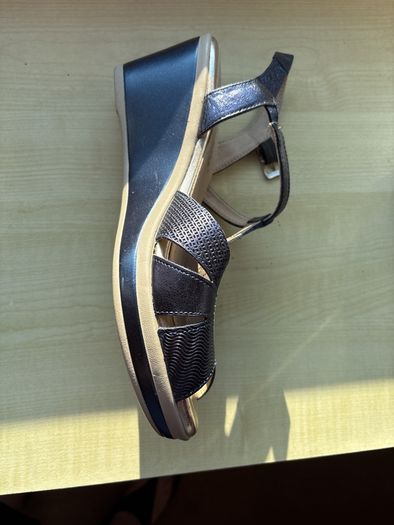 sandals worn once  size 41