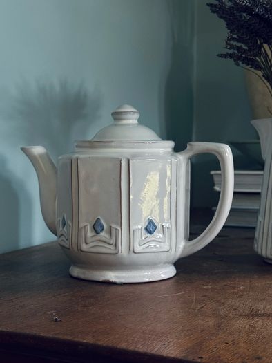 teapot and milk jug