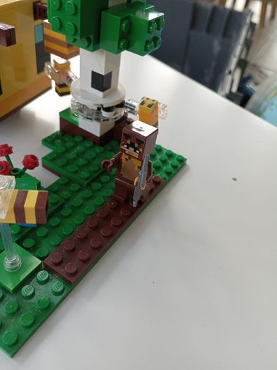 Lego Minecraft bee cottage set