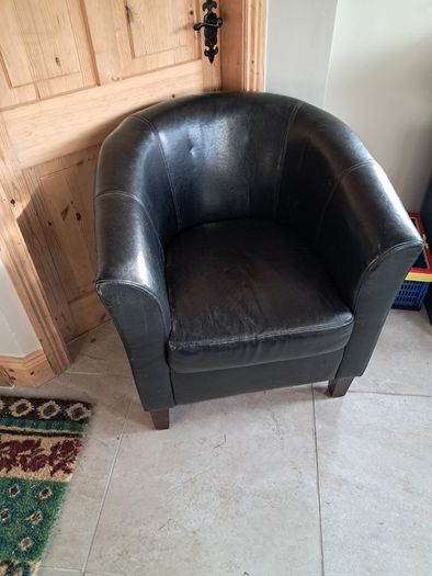 2 Tub armchairs and 2 seater couch 50 Euro