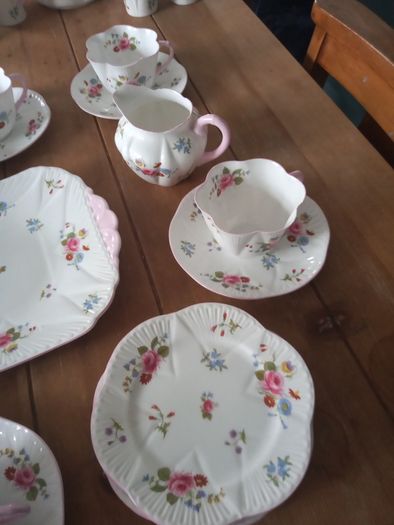 Shelley tea set Shelley dainty rose and red daisy pattern