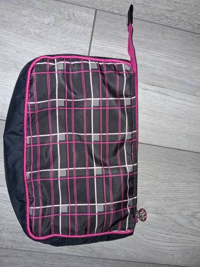 1 Euro Each To Clear!! - Variety Of Bags - Make Up, Toiletries, School, Etc