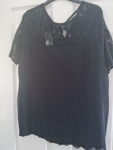 PLUS SIZE (22) Black Lace & Pleat Top. New