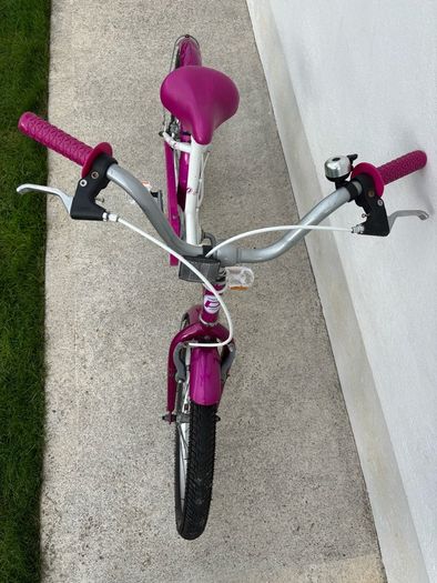 Girls 20 Inch Bike. Age 6-8.