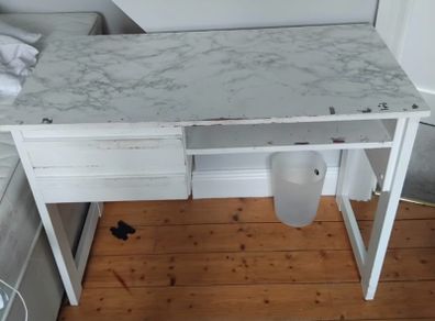 Free dressing table/desk