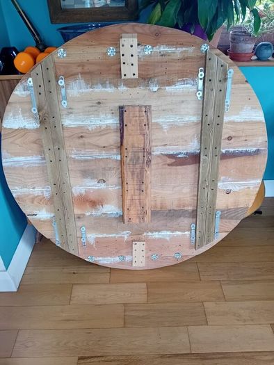 Round dining table 300 and vintage chairs 280