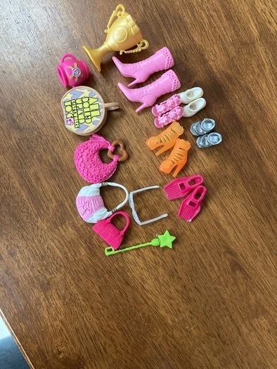 Barbies bundle, including horse