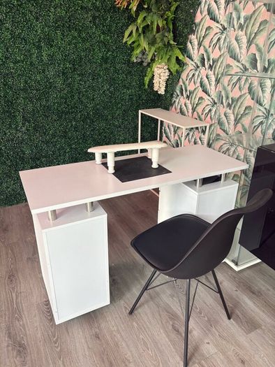 Salon contents for sale