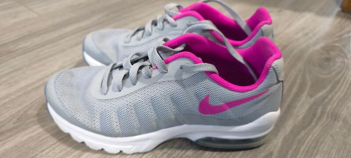 Nike Air Max Invigor Trainers UK 5 / EUR 38 (Grey & Pink)